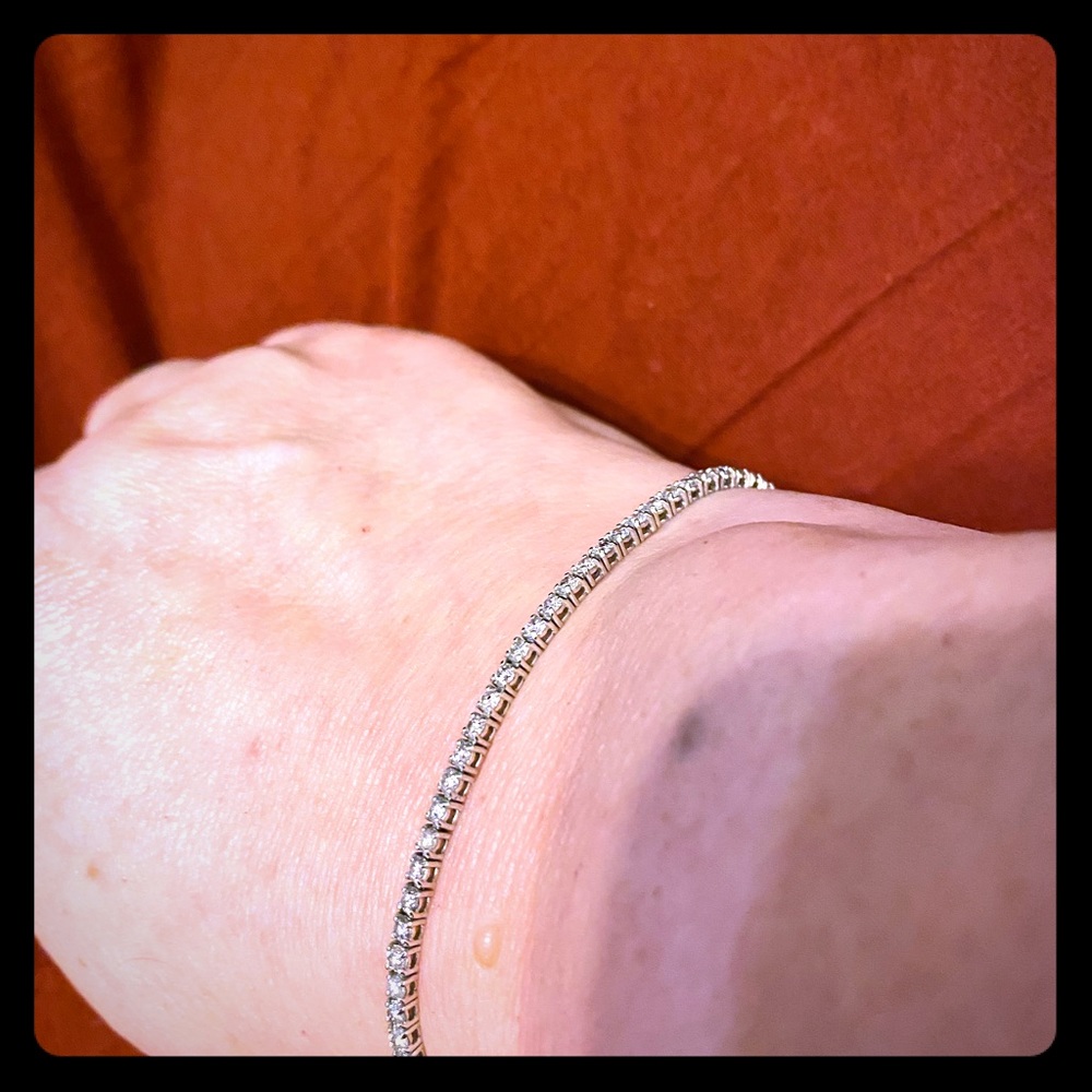 3 carat diamond tennis bracelet, 14k gold.